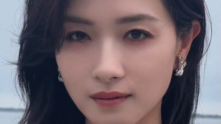 Wan Qian with flowing long hair
