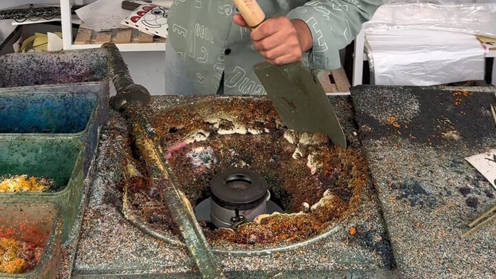 آلة صنع حلوى القطن بحاجة إلى التنظيف مجددًا.