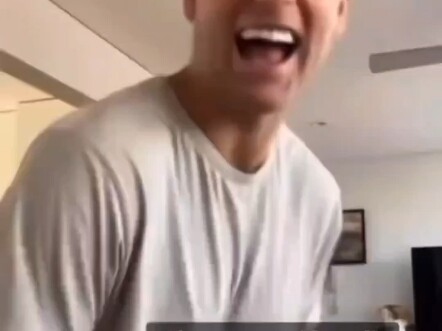 عندما تخطئ في إرسال الرموز التعبيرية أثناء الدردشة عن طريق الخطأ