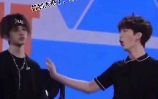 เมื่อฟ่านเฉิงเฉิงโบกมือแล้วเผลอไปโดนไช่ซวี่คุน ท่าทางที่ไช่ซวี่คุนแกล้งฟ่านเฉิงเฉิงนั้นน่ารักมาก ๆ