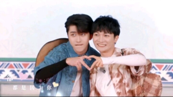 أجمل مسلسل أيديول لهذا الصيف [HUG ME!]، المعروف أيضًا باسم [الأخ الصغير المباشر جذاب جدًا]