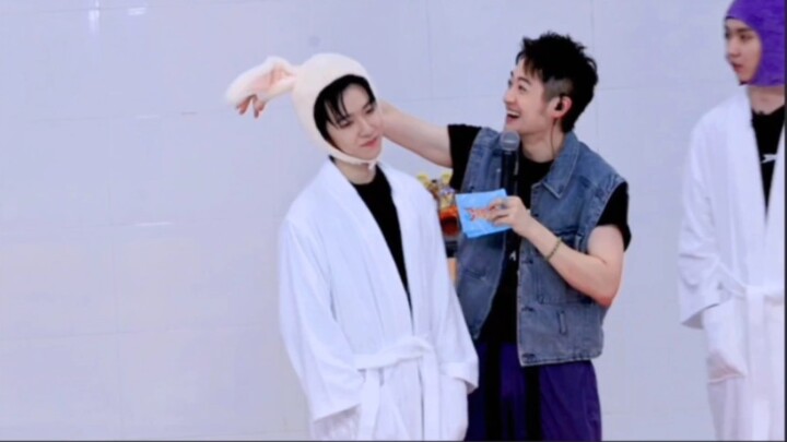 【Hạ Tuấn Lâm】Nì hào～ đây là thỏ con chính hiệu Hạ Tuấn Lâm cùng với người sư huynh có hàm răng trắng