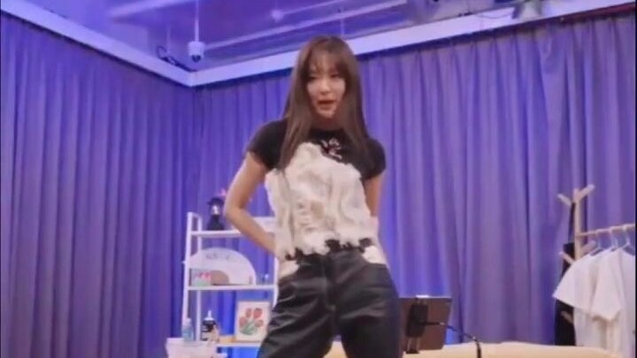 Kang Seulgi akhirnya menarikan Hey Mama atas permintaan penggemar