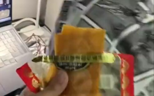 Để tránh bị người khác làm cho bối rối, đành phải giả vờ như không nhìn thấy.