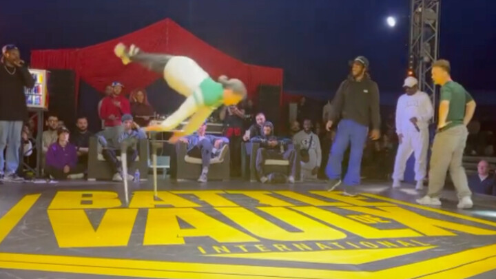 Dù bị khuyết tật nhưng điệu nhảy rất tuyệt vời, mọi người hãy nhấn like ủng hộ anh ấy nhé!