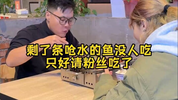 Còn lại một con cá bị sặc nước chẳng ai ăn, đành mời vị khách đến từ Tân Cương thưởng thức.