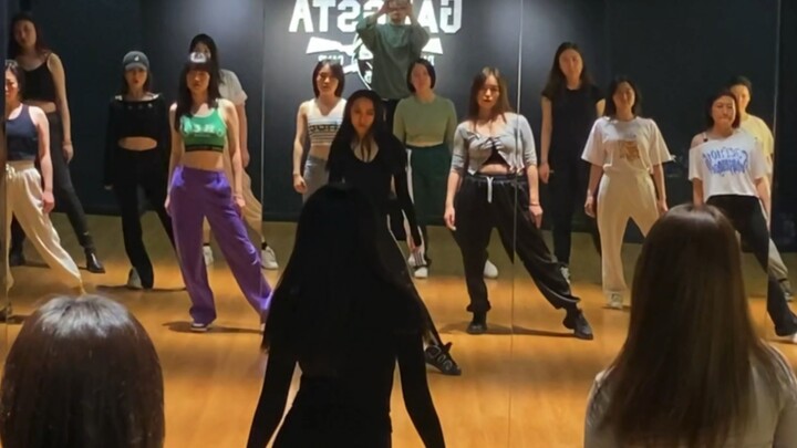 Phiên bản lớp học cho đĩa đơn solo mới nhất của Aespa Ning Yizhuo tại buổi hòa nhạc Seoul "Wake Up" 