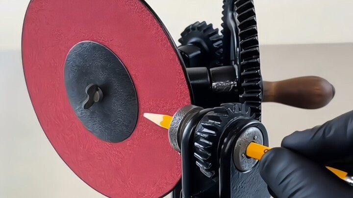 ความงามเชิงกลของกบเหลาดินสอ