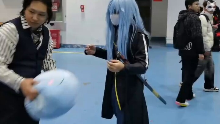 My Rimuru was snatched away at the comic convention. Wow, only the original body is left.