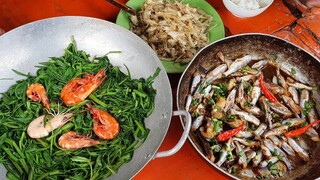 Bữa Cơm Trên Ghe • Cá Kho Rau Muống, Cá Cơm Chiên Giòn | Ngư Dân Miền Tây