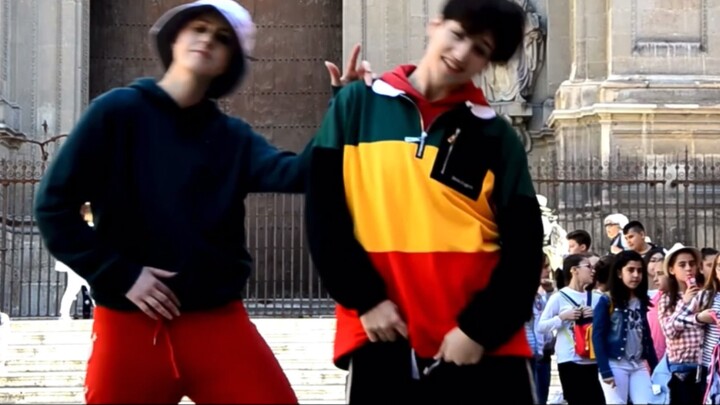 [Kpop di depan umum] Tolong aku, para wanita! Cowok yang melakukan cover dance ini mirip banget sama
