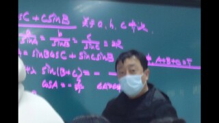 لقد تأخرت عن الحضور إلى الفصل الدراسي ولكنني ركضت إلى قاعة الدرس الخاصة بي في السنة الأخيرة.