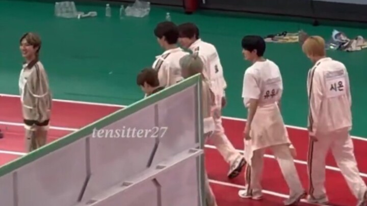 Kids, stay close to Mommy Qin!