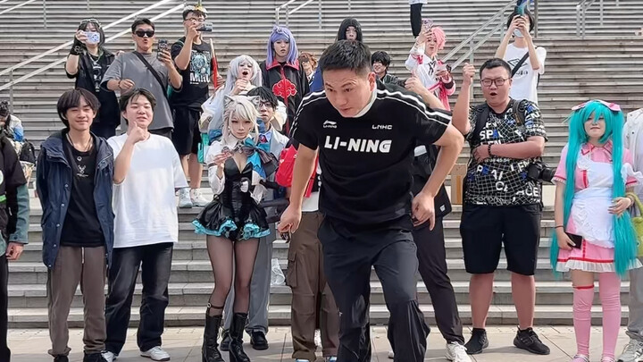 شياو ليانغ يُبهِر الجميع في معرض المانغا مع الأخ هو!