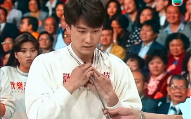 It's so heartbreaking to see Li Ming performing such difficult acrobatics to raise funds for charity