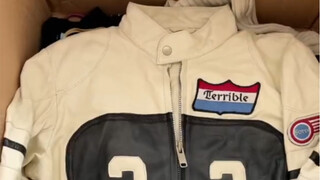 Membuka kotak pakaian vintage seberat 30kg! Netizen: Jangan pernah kunci pintu rumahmu!