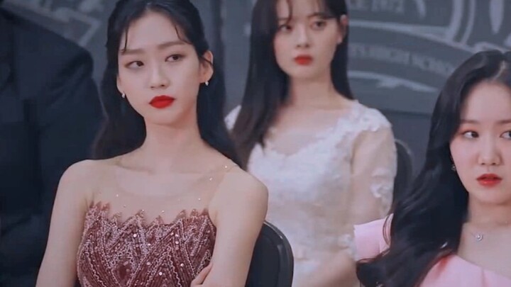 [Zhou Xijing | Han Zhihyun] Come admire the young lady’s glamorous walk—she’s a princess exuding reg