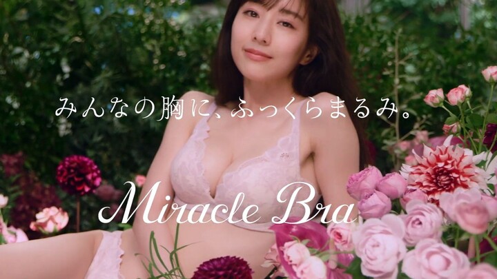 مينامي تاناكا وسط الزهور المتناسقة والمنسقة بشكل جميل