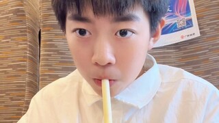 Encountering kids like this on the high-speed train is really frustrating... #Guo Hexuan# Brotherly 