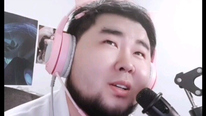 ما إن أعلن الصبي المثير عن علاقته حتى بدأ يغازلني!