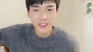 في ذلك الوقت، لم يكن قونغ جون مشهورًا بعد، وكان يلهو بسعادة مع بضعة معجبين في يوم واحد، وكان صريحًا 