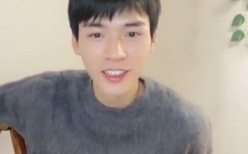 في ذلك الوقت، لم يكن قونغ جون مشهورًا بعد، وكان يلهو بسعادة مع بضعة معجبين في يوم واحد، وكان صريحًا 