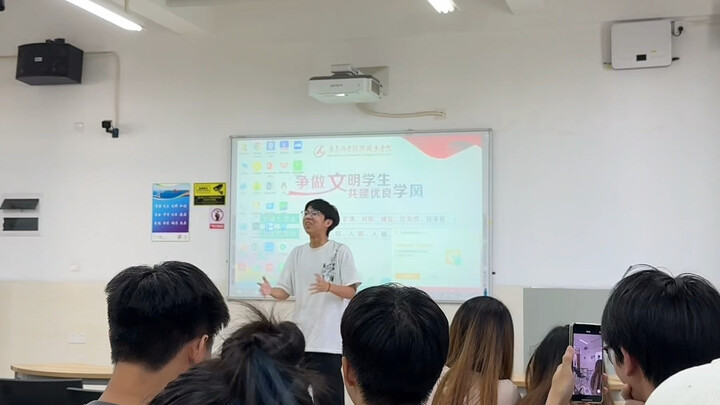 Do Your Self-Introduction Like This at the Start of School—No One Will Dare Mess With You!