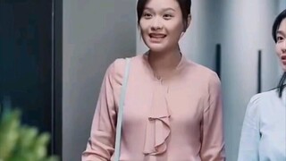 The woman is an ordinary white-collar worker, but her house is full of luxury goods.