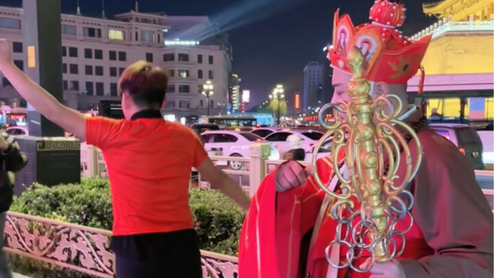 The holy monk passed through the Bell Tower of Xi'an, and met three subjects who thought he was a mo