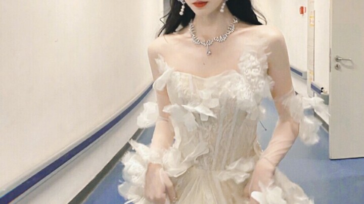 Putting everything else aside, she truly is a qualified idol!!