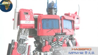 Master-level transformation design, amateur car accident scene - Optimus Prime MPM-12 Transformers [