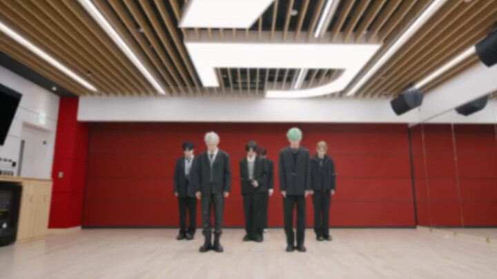 Which band dares to play the accompaniment students singing live?