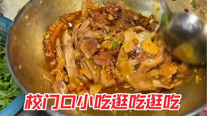 Nasi kotak sepuluh yuan dengan tiga sayur dan satu lauk daging—yang penting muridnya kenyang biar bi