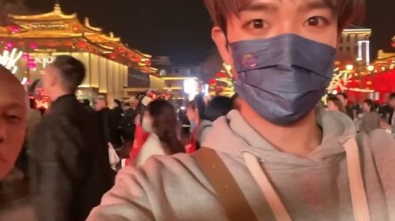 หนุ่มเที่ยวซีอานถ่ายเซลฟี่ จู่ๆ มีคุณลุงท้องถิ่นโผล่เข้าเฟรมแล้วชมว่าหล่อ ชาวเน็ตบอก: ขณะชื่นชมคนอื่