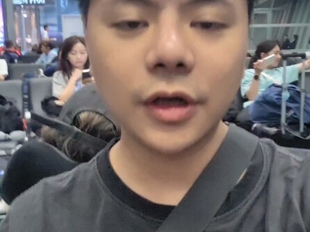 #AnakKecilZeng Zhuojun Pesawat yang membawanya pulang malam ini baru saja mendarat, tapi sepertinya 