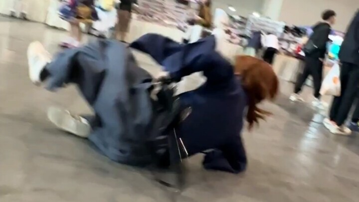 Di acara komik kami, tidur sembarangan tidak diperbolehkan.