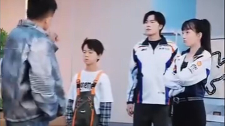 FULL - Isang sulyap ng batang lalaki sa karera napansin niyang masyadong mabilis ang takbo ng racer.