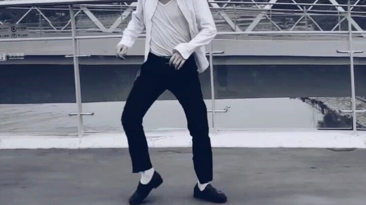 Amazing! Michael Jackson remix dance, sliding on the "Internet celebrity bridge" in Chengdu