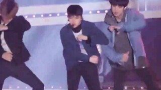 都暻秀不愧为EXO第三领舞 舞蹈风格跟其他成员不一样