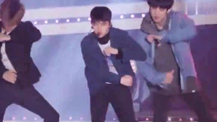 都暻秀不愧为EXO第三领舞 舞蹈风格跟其他成员不一样