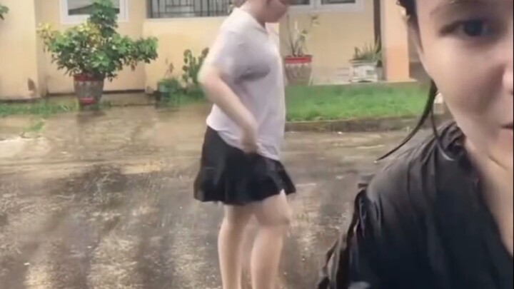 seru juga niih,ajakin kita kita dong kakak mandi air hujanya😋😜