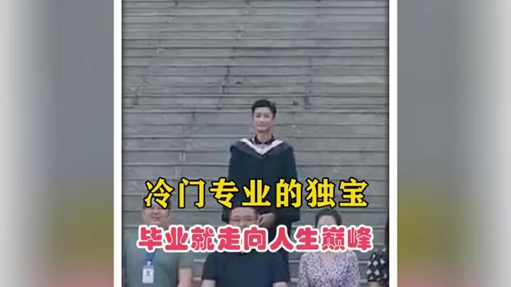 Ngành học ít người theo học chỉ có một sinh viên mỗi khóa, chưa tốt nghiệp đã bước lên đỉnh cao của 
