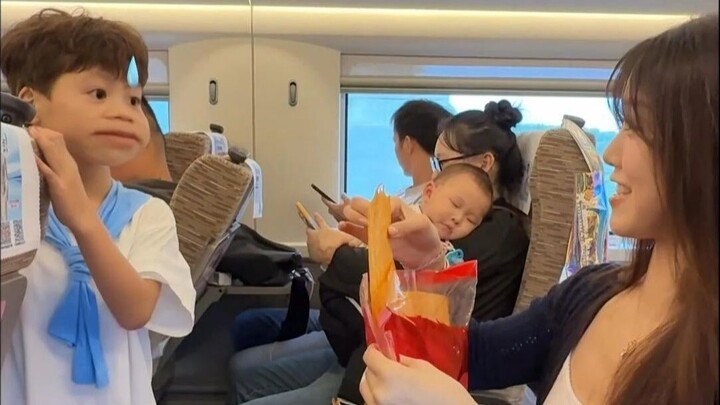 Trên tàu cao tốc tình cờ gặp cậu bé háu ăn… ai ngờ bị “đút mớm” tới tấp!