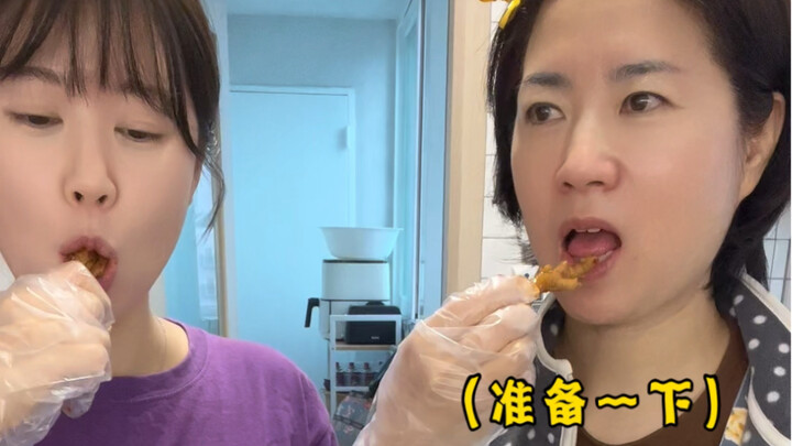 Người Hàn lần đầu làm món chân gà cay cho mẹ!