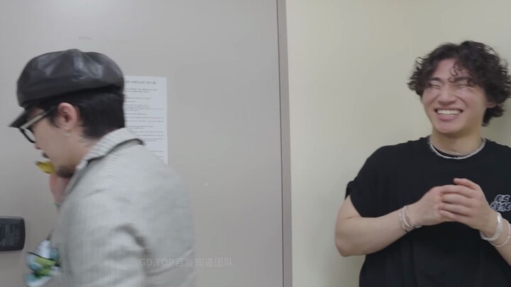 G-Dragon dan Taeyang kembali bersama dalam penampilan terbaru yang luar biasa! G-Dragon yang menelep