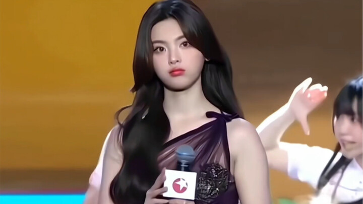 Help! She seems to be from a different dimension than Zhang Dada! What an exaggerated face!