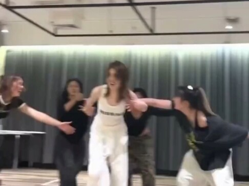 أكثر ما أحبه في هذه اللقطة لتشن آو هو... عيون الرئيس كوان ابتسمت لدرجة إنك ما بتقدر تراها بوضوح، ههه