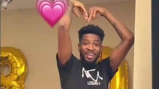 عندما يكون صديقي في لعبة قيد التحميل ويرغب في إلقاء نظرة عليك...