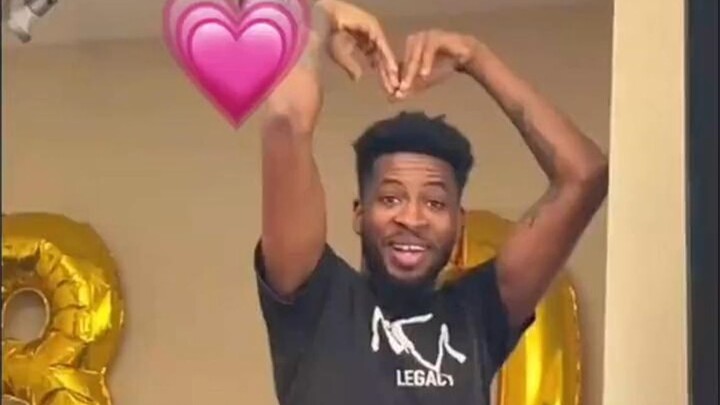 عندما يكون صديقي في لعبة قيد التحميل ويرغب في إلقاء نظرة عليك...