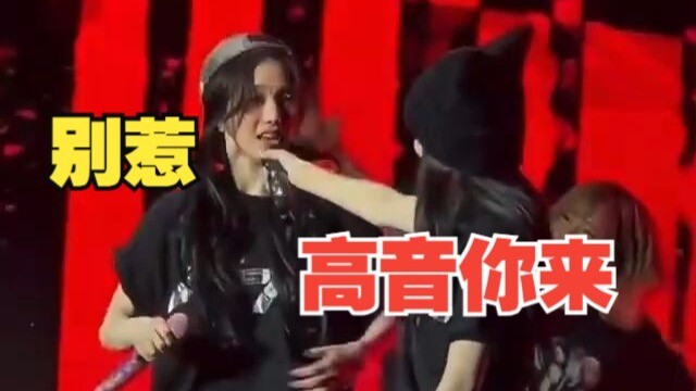 Ninh Ninh: Phần nốt cao để chị à?  Lão Liễu: Đâu có, mau tránh ra đi!